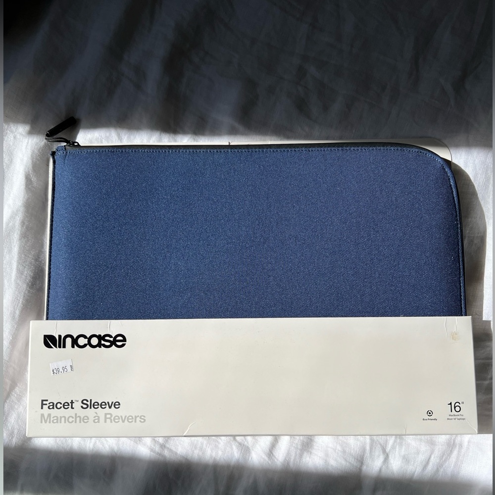Incase Facet Sleeve - 16”